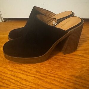 Black Universal Thread Clogs- 8